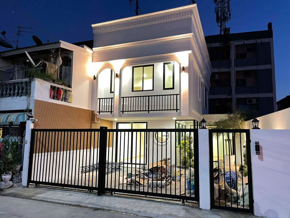 รูป ทาวน์โฮม ตกแต่งรีโนเวทใหม่ทั้งหมด สไตล์ Modern Luxury ในซอยลาดพร้าว 93 ทำเลดี สามารถออกซอยลาดพร้าว101 แยก19 ตกแต่งรีโนเวทใหม่ ใกล้รถไฟฟ้าสายสีเหลือง - รูปที่ 1/15