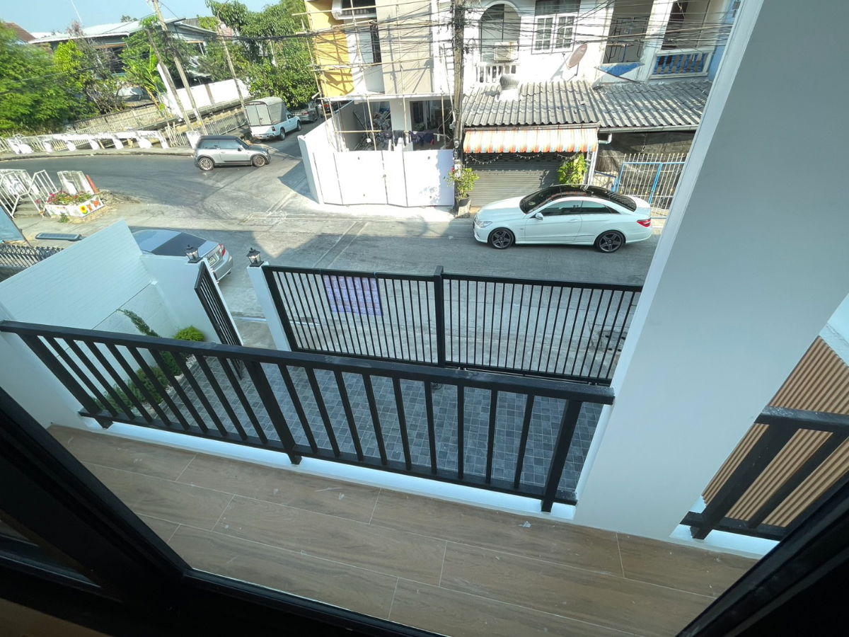 รูป  S1022 ขายทาวน์โฮม ลาดพร้าว 93 ทะลุ ลาดพร้าว 101 แยก 19  🔥 รวมเฟอร์นิเจอร์ + เครื่องใช้ไฟฟ้าพร้อมอยู่ (ยกบ้าน)  🔥 เพียง 5.99 M พิเศษ ฟรีโอนน !!! - รูปที่ 38/44