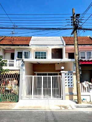 ทาวน์โฮม เดอะ สแควร์ บางใหญ่ : หมู่บ้านรัตนาธิเบศร์ บางใหญ่   อยู่หลังเซ็นทรัล เวสเกต  รถไฟฟ้า สถานีตลาดบางใหญ่  อยู่หน้าหมู่บ้าน  รีโนเวทใหม่ พร้อมอยู่