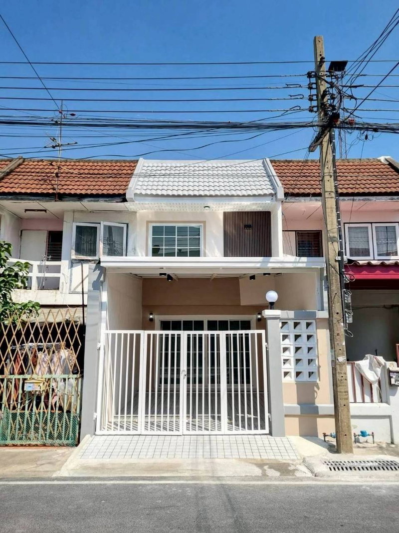 ขายทาวน์โฮม : หมู่บ้านรัตนาธิเบศร์ บางใหญ่  อยู่หลังเซ็นทรัล เวสเกต  รถไฟฟ้า สถานีตลาดบางใหญ่  อยู่หน้าหมู่บ้าน  รีโนเวทใหม่ พร้อมอยู่