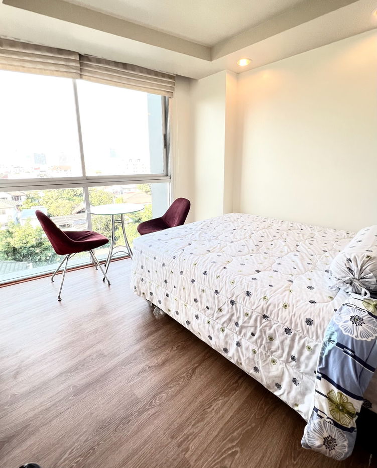 picture 🏢 The Kris Ratchadapisek 💰 Rent: 33,000 THB/month 🚇 MRT Sutthisan | Ref. RS4463 - 15/16