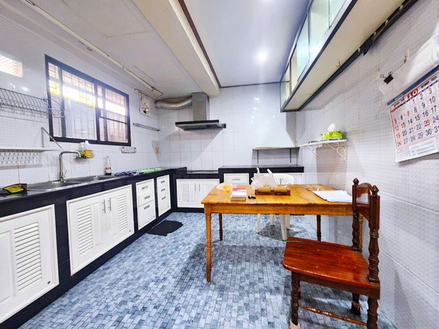 รูป ประชาราษฎร์บำเพ็ญ10-19 50ม.ลดราคา 45% ทำเลรัชดา ห้วยขวาง 7-Eleven ที่จอดรถรอบอาคาร 5 คัน ให้เช่าอาคารออฟฟิศ 5 ชั้น 765ตร.ม. 45ตร.ว - รูปที่ 6/8