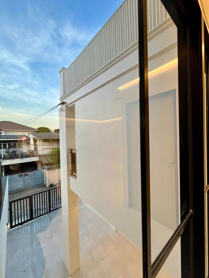 รูป S978 🏡 ขายทาวน์โฮม 4 ชั้น ทำเลลาดพร้าว เดินทางสะดวก ใกล้รถไฟฟ้าและห้างใหญ่ ราคาเพียง 5.9 ล้านบาท - รูปที่ 12/24