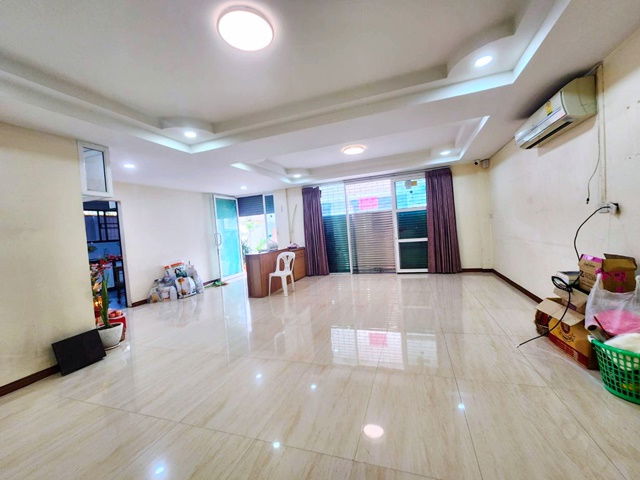 รูป ประชาราษฎร์บำเพ็ญ10-19 50ม.ลดราคา 45% ทำเลรัชดา ห้วยขวาง 7-Eleven ที่จอดรถรอบอาคาร 5 คัน ให้เช่าอาคารออฟฟิศ 5 ชั้น 765ตร.ม. 45ตร.ว - รูปที่ 7/8