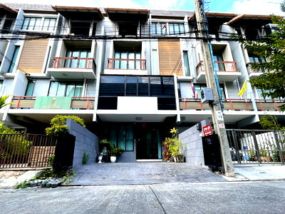 โฮมออฟฟิศ วิทยาลัยพณิชยการบางนา : ขายทาวน์โฮม/โฮมออฟฟิศ 4 ชั้น อารียา แมนดารีนา สุขุมวิท 77(อ่อนนุช) 21.3 ตร.ว. ทำเลติดถนนใหญ่ ตำแหน่งดีที่สุดในโครงการ พื้นที่ใช้สอยกว้างขวาง 240 ตร.ม.