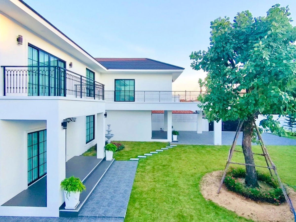 รูป บ้านเดี่ยวสองชั้นสร้างใหม่สวยมาก 5 ห้องนอน 7 ห้องน้ำ สระว่ายน้ำส่วนตัว สวนรอบบ้าน พร้อมอยู่ - รูปที่ 4/28