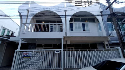 Houses for rent Watthana : WS6267 🏡 Newly renovated house for rent in Ekkamai-Thonglor area, near BTS Ekkamai. Only 90,000 THB/month.