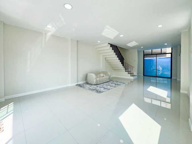 3-bed townhouse for sale, 174 sqm, 27.8 sq wah, Lak Si