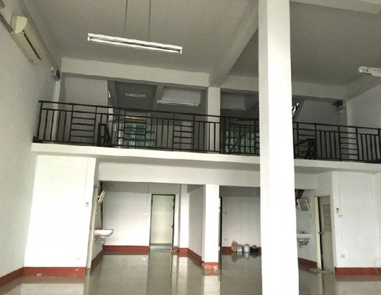 รูป ให้เช่าอาคารพาณิชย์ 2 คูหา 4.5 ชั้น ริมถนนลาดกระบัง แอร์ 10 เครื่อง จอดรถในรั้ว 2 คัน ใกล้ โรบินสัน ลาดกระบัง เหมาะเป็นสำนักงาน จดบริษัทได้ - รูปที่ 13/16