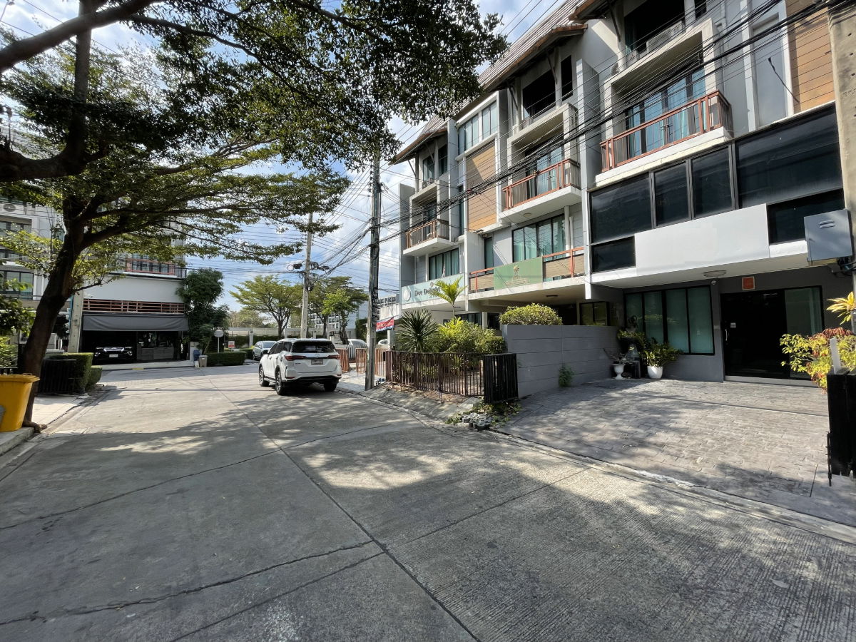 รูป ขายทาวน์โฮม/โฮมออฟฟิศ 4 ชั้น อารียา แมนดารีนา สุขุมวิท 77(อ่อนนุช) 21.3 ตร.ว. ทำเลติดถนนใหญ่ ตำแหน่งดีที่สุดในโครงการ พื้นที่ใช้สอยกว้างขวาง 240 ตร.ม. - รูปที่ 3/10