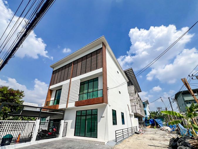 3-bed townhouse for sale, 174 sqm, 27.8 sq wah, Lak Si