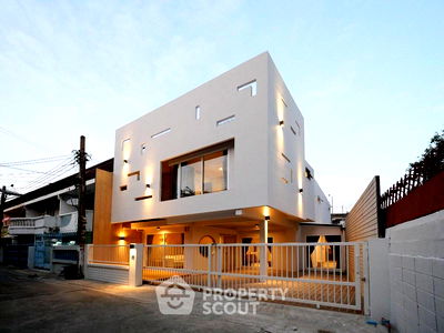 Townhouses for rent DONKI Mall Thonglor   : 3-BR Townhouse near BTS Phra Khanong (ID 1884769)