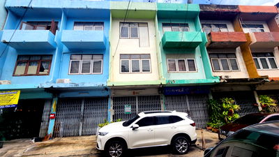 อาคารพาณิชย์ ถนนรัชดาภิเษก : ขายด่วน! ตึกแถว 3 ชั้น ซอยอินทามระ 57 ห้วยขวาง-ดินแดง ทำเลดี จอดรถได้ ราคาเพียง 3.85 ล้าน!