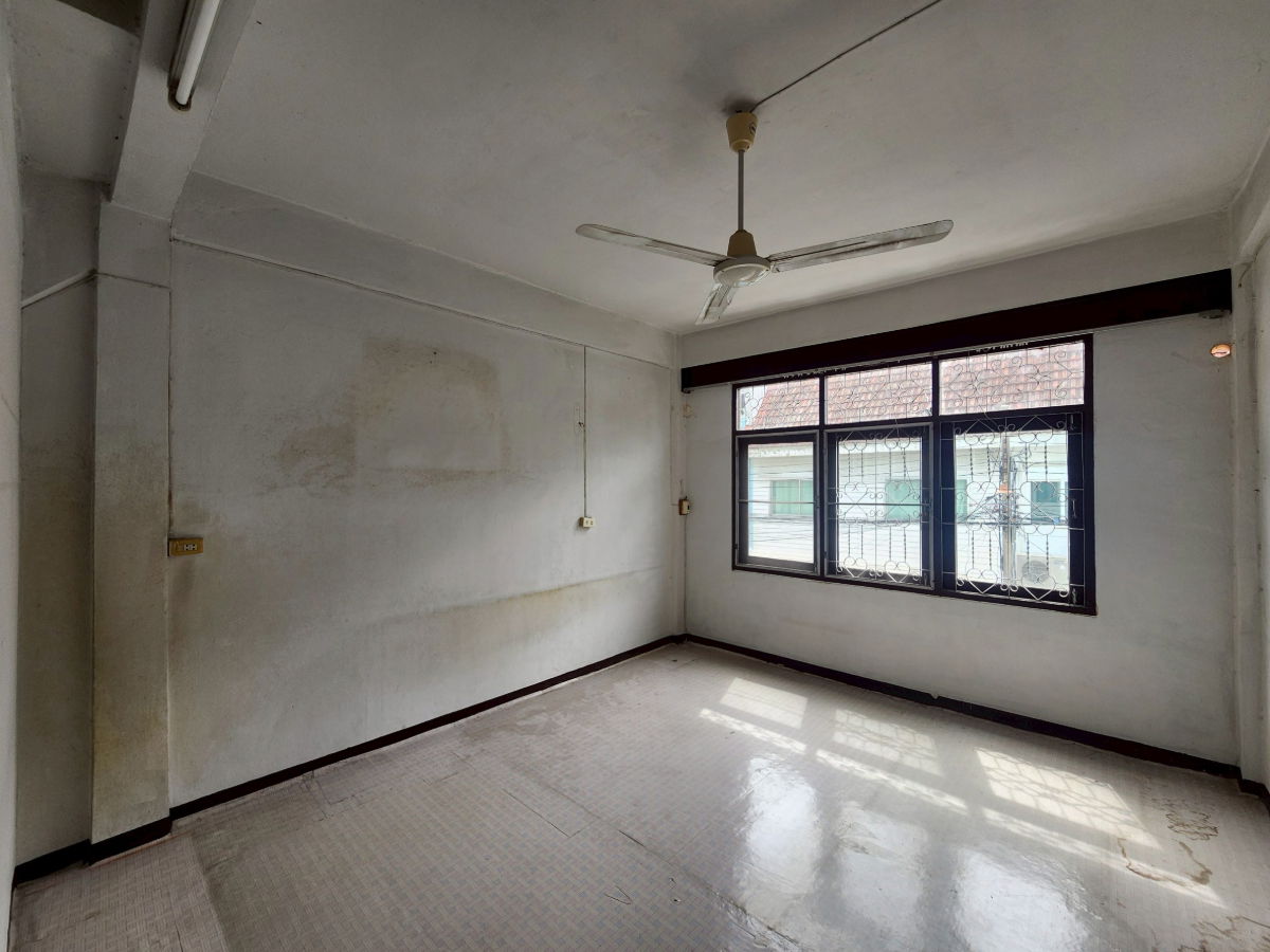 รูป ขายด่วน! ตึกแถว 3 ชั้น ซอยอินทามระ 57 ห้วยขวาง-ดินแดง ทำเลดี จอดรถได้ ราคาเพียง 3.85 ล้าน! - รูปที่ 8/15