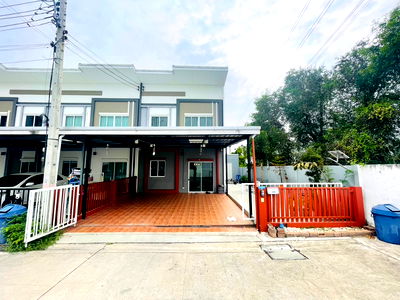 Townhouses for sale North Bangkok University Rangsit Campus : Urgent Sale: Corner Townhouse, 4 Bedrooms, Parking for 2 Cars, Lalin Town Lancia Crib, Rangsit Khlong 2