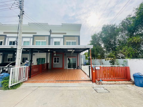 Urgent Sale: Corner Townhouse, 4 Bedrooms, Parking for 2 Cars, Lalin Town Lancia Crib, Rangsit Khlong 2