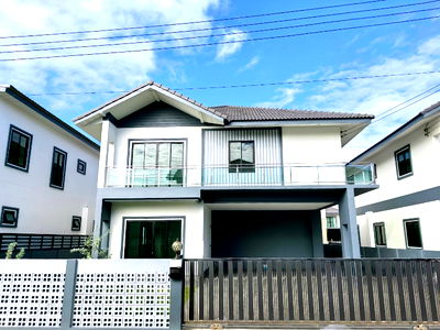 บ้านเดี่ยวให้เช่า : ปล่อยเช่าบ้านเดี่ยว 2 ชั้น โซนสันทราย ใกล้โรงเรียนต้นกล้า , โฮมโปรสันทราย , รวมโชคมอล์ค , เซนเฟส ( อยู่ในมบ.มรกต ) เดินทสงสะดวก
