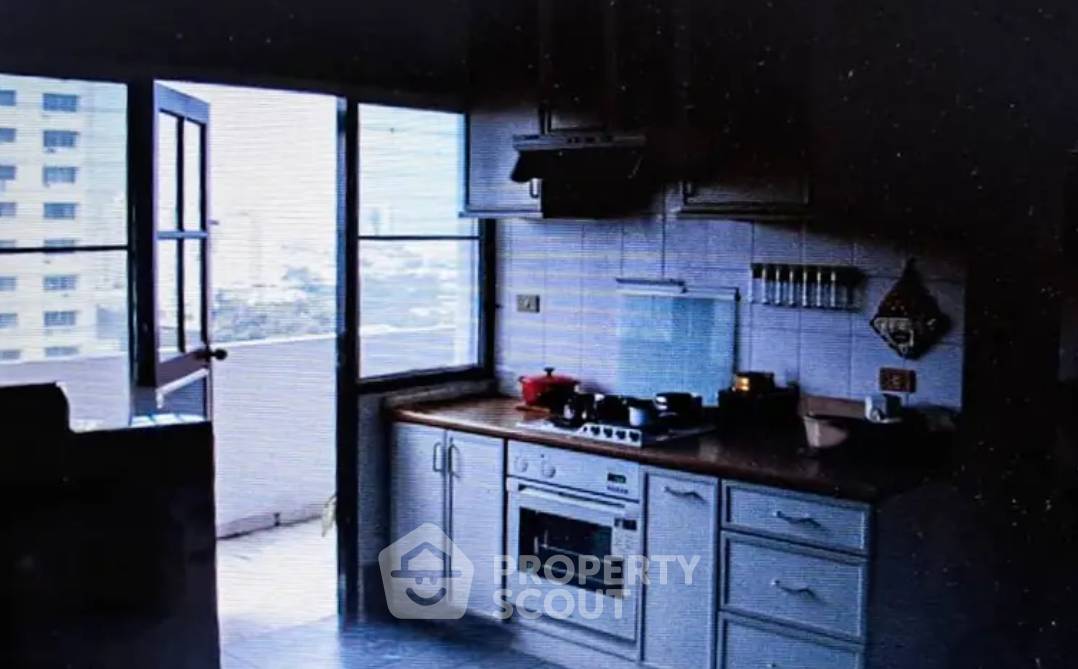 picture 2-BR Condo at 33 Tower near BTS Phrom Phong (ID 547761) - 5/6