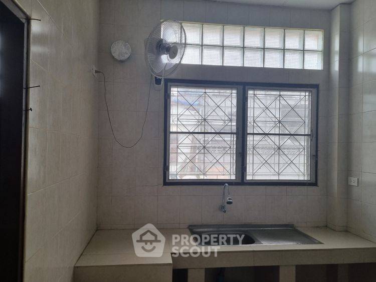 picture 3-BR Townhouse in Khlong Thanon (ID 2516643) - 9/15