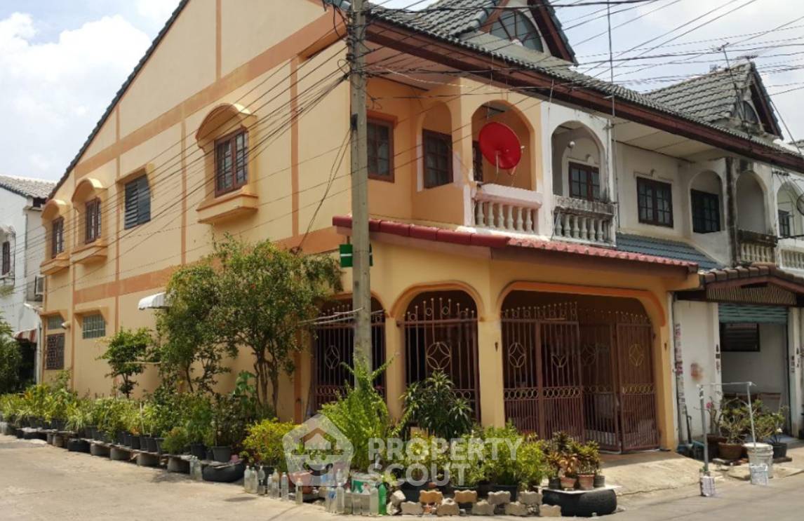 picture 3-BR Townhouse in Khlong Thanon (ID 2516643) - 1/15
