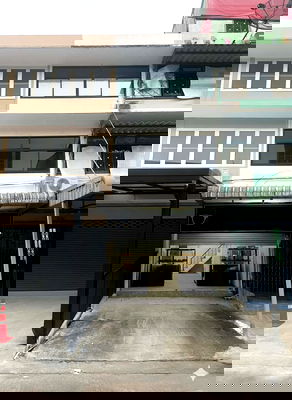 เช่าอาคารพาณิชย์ กรุงเทพมหานคร : อาคารพาณิชย์ 3 ชั้นครึ่ง รีโนเวทใหม่ทั้งหลัง สวยกริ๊บ พร้อมเข้าอยู่!