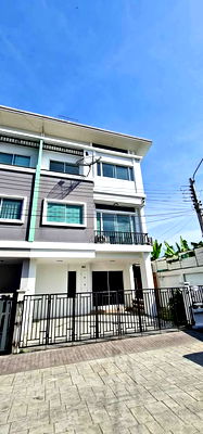 ทาวน์โฮม ถนนเฉลิมพระเกียรติ ร.9 : ขายทาวน์โฮม 3 ชั้น หมู่บ้าน บ้านวิรัลพัชร เอ็กซ์คลูซีฟ เฉลิมพระเกียรติฯ 25 ตารางวา