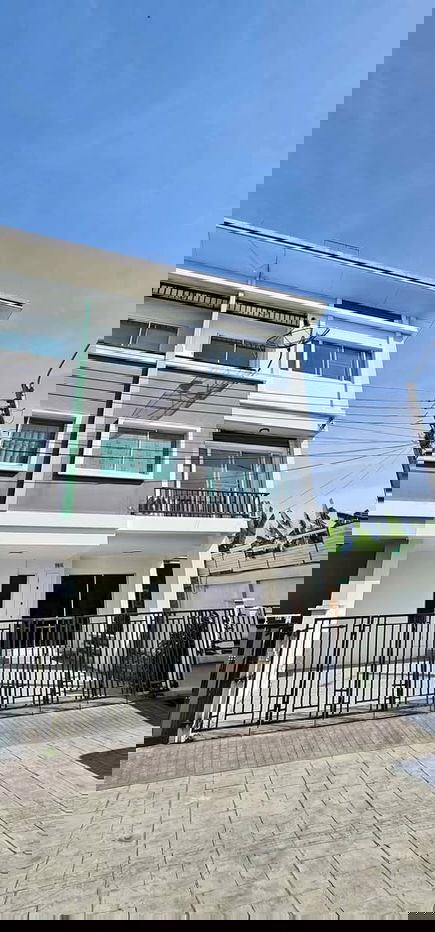 รูป ขายทาวน์โฮม 3 ชั้น หมู่บ้าน บ้านวิรัลพัชร เอ็กซ์คลูซีฟ เฉลิมพระเกียรติฯ 25 ตารางวา - รูปที่ 1/7