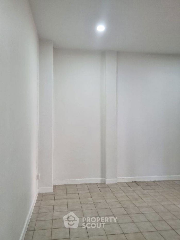 picture 3-BR Townhouse in Khlong Thanon (ID 2516643) - 3/15