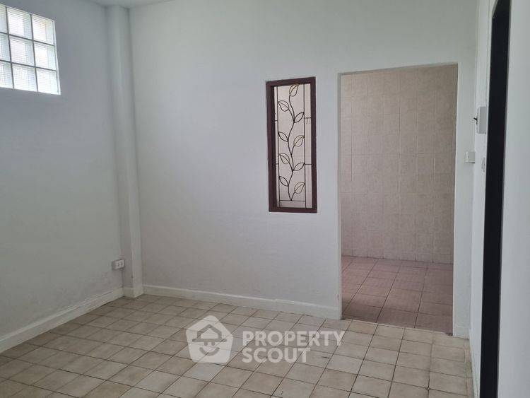 picture 3-BR Townhouse in Khlong Thanon (ID 2516643) - 6/15