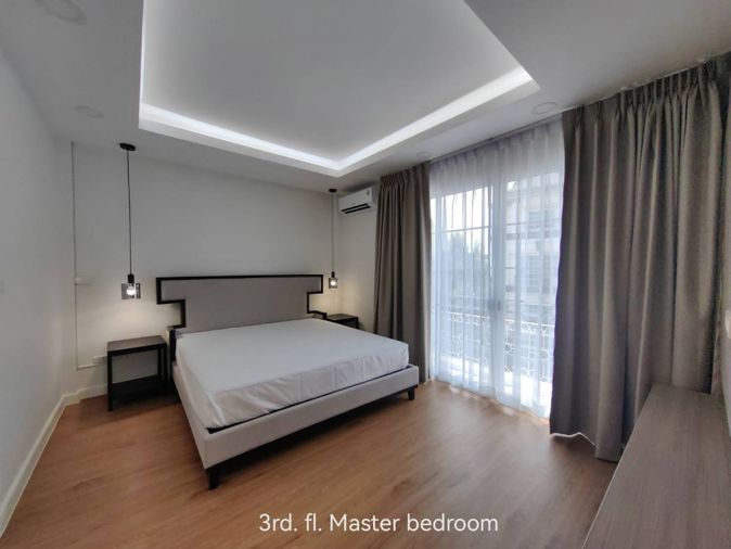 ให้เช่าทาวน์โฮม 4 ห้องนอน 300 ตร.ม. 22 ตร.ว. พลัส พาร์ค อเวนิว ลาซาล - ศรีนครินทร์