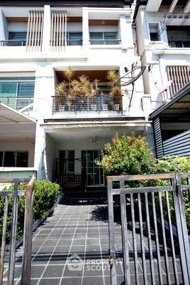 Townhouses for rent MRT Suan Luang Ro 9  : 3-BR Townhouse in Nong Bon (ID 1599273)