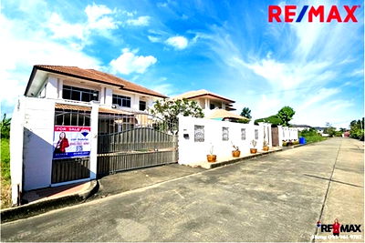 Houses for sale Phutthamonthon Sai 4 Road  : [920091046-104] "Luxurious Thai Oasis in Vibrant Central Thailand"
