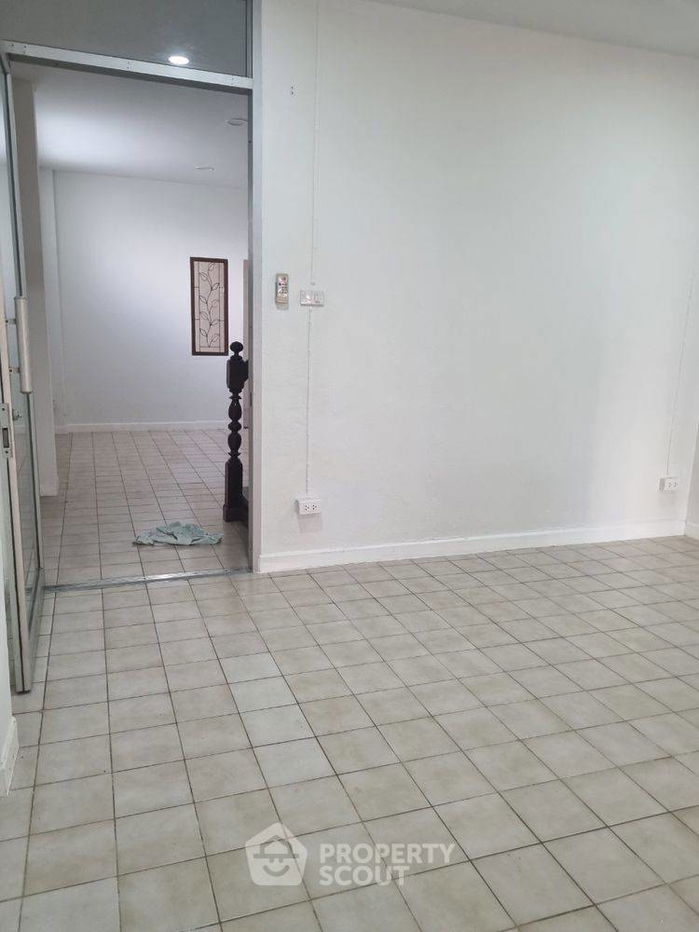 picture 3-BR Townhouse in Khlong Thanon (ID 2516643) - 4/15