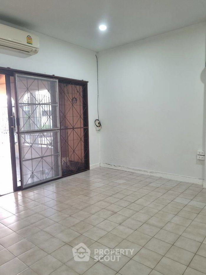 picture 3-BR Townhouse in Khlong Thanon (ID 2516643) - 2/15