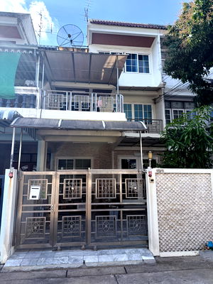 Townhouses for sale Bangkok : 🔥 URGENT SALE! 3-Storey Townhouse – Prime Location near Central Pinklao & Siriraj Hospital