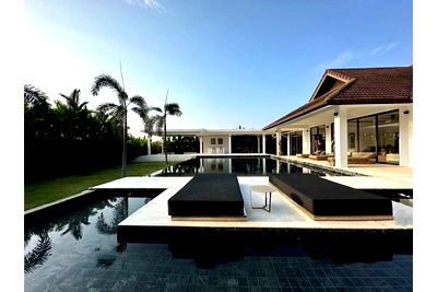 Houses for sale Bang Lamung Chonburi : [920471009-128] Amazing Stylish 4 Bedroom Pool Villa in Huay Yai