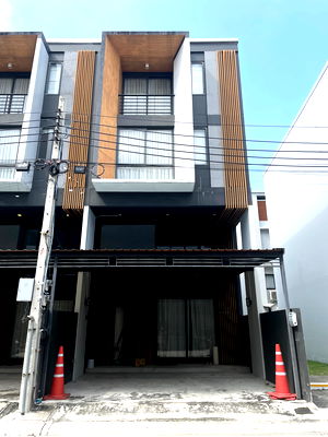 ทาวน์โฮมให้เช่า : ให้เช่า ทาวน์โฮม ชิเซน พัฒนาการ 32 วิวสระว่ายน้ำ 3 นอน 4 น้ำ เฟอร์ครบ