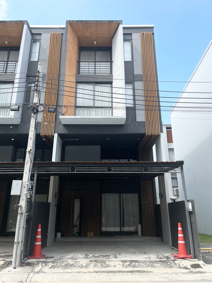 รูป ให้เช่า ทาวน์โฮม ชิเซน พัฒนาการ 32 วิวสระว่ายน้ำ 3 นอน 4 น้ำ เฟอร์ครบ - รูปที่ 1/16