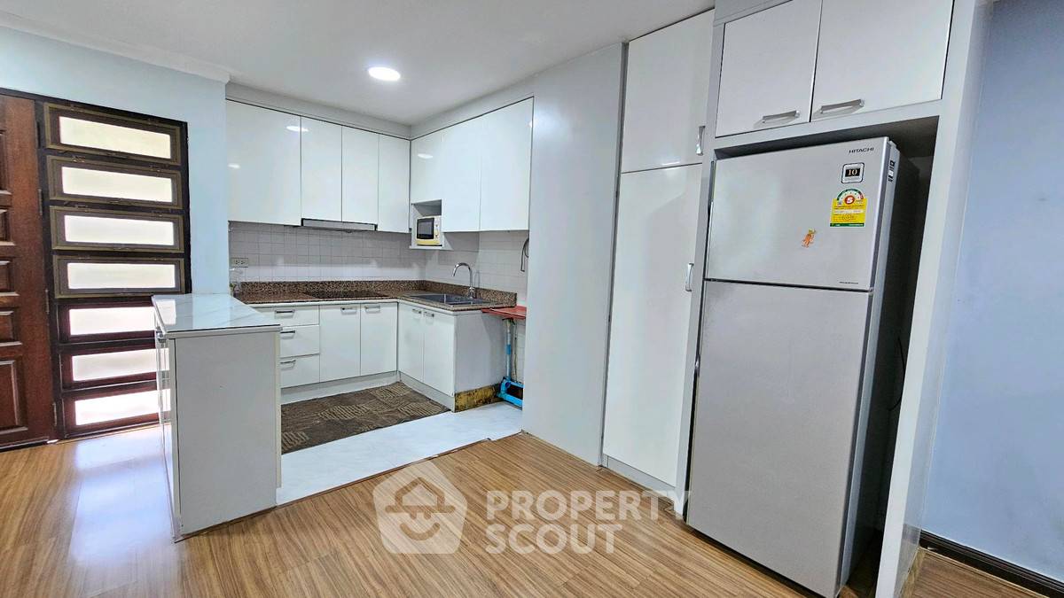 picture 2-BR Condo at Supalai Place Sukhumvit 39 near BTS Phrom Phong (ID 2518972) - 4/16