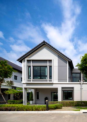 บ้านแฝด ถนนสะพานนทบุรี-บางบัวทอง : #บ้านสไตล์ EnglishGable บนทำเลศักยภาพ ติดถนนใหญ่ ใกล้ทางด่วน และสนามบินดอนเมือง 