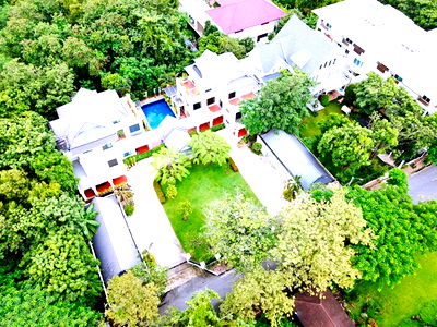 เช่าบ้านเดี่ยว ถนนรัชดา-รามอินทรา : ซอยเสรีไทย 51-61 Chocolate Ville 2.1 กม. 4นอน ให้เช่าคฤหาสน์ Pool Villa 3ชั้น 200ตารางวา 1,200ตรม. 3น้ำ มีอ่างน้ำวน สนามกอล์ฟ 18 หลุม