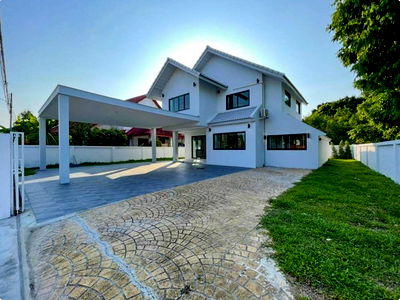 Office for rent Chiang Mai : House for rent, ideal for a home office or business premises, with ample parking, San Sai, Chiang Mai 🏡💼