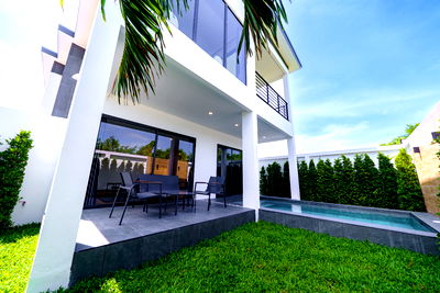 Houses for sale Pornprapanimit Road : Modern 4-Bedroom Pool Villa near Mabprachan Lake – Freehold