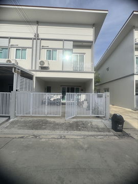 Townhome for sale in Phra Samut Chedi, The Miracle Pracha Uthit 90, 145 sq m usable area, 21.4 sq wah land size. Ready to move in.