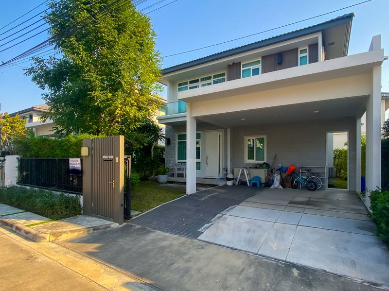 ขายบ้านเดี่ยว : ขายบ้านเดี่ยว มัณฑนา มอเตอร์เวย์–กรุงเทพกรีฑาตัดใหม่ พร้อมเข้าอยู่ ทำเลดีใกล้ Airport Link ลาดกระบัง