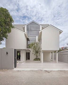 Single house for rent Ekamai thonglor area with the best decorated and full quality and pet friendly furnished and peaceful place to live with family