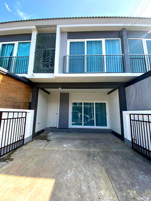 Townhouses for rent Thepanya Hospital : Two-storey townhouse for rent  with  3 bedrooms   and 3 toilets.
