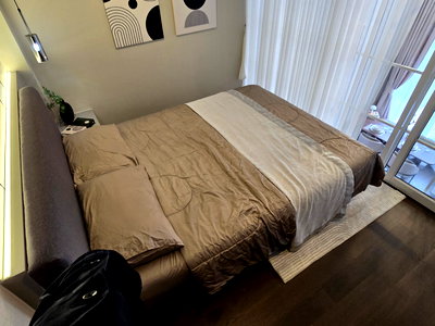 Condos for sale : Park Origin Chula Samyan【𝐒𝐄𝐋𝐋 & 𝐑𝐄𝐍𝐓】🔥A room decorated in a sleek and luxurious modern style.🔥 Contact Line ID: @hacondo