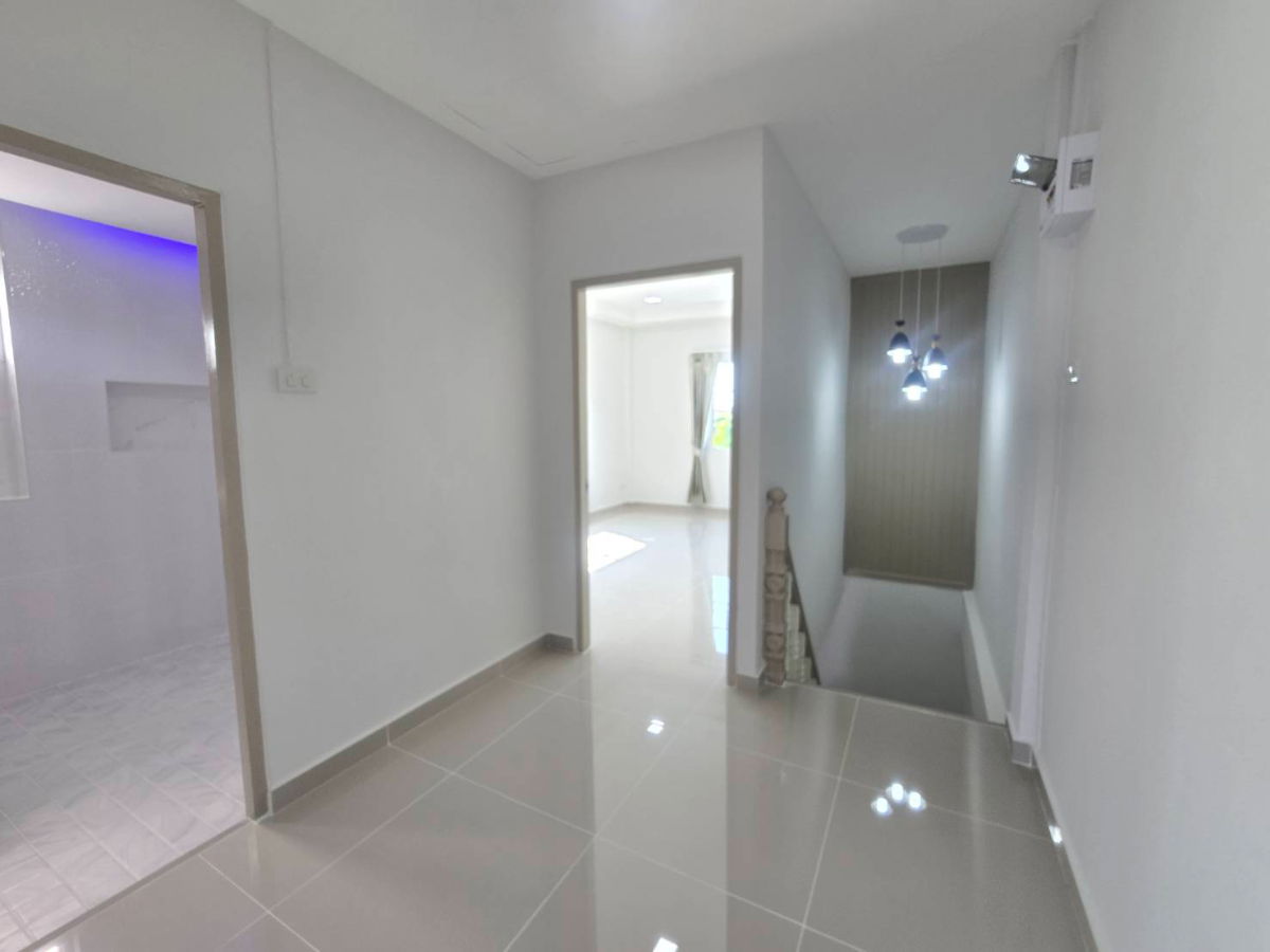 รูป ทาวน์เฮ้าส์ รีโนเวทใหม่ ทำเลดี หมู่บ้าน เคซี.รามอินทรา 4 ซ.หทัยราษฎร์ 39 ถ.หทัยราษฎร์ คลองสามวา แถมเฟอร์นิเจอร์ พร้อมอยู่ - รูปที่ 23/32