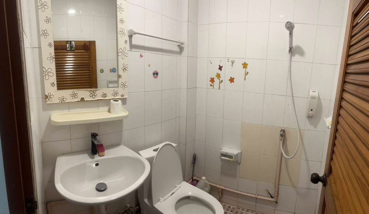 picture Townhouse/Commercial space for rent/lease in Ramintra 5, affordable price. Interested? Line: @951qfbfi - 10/11